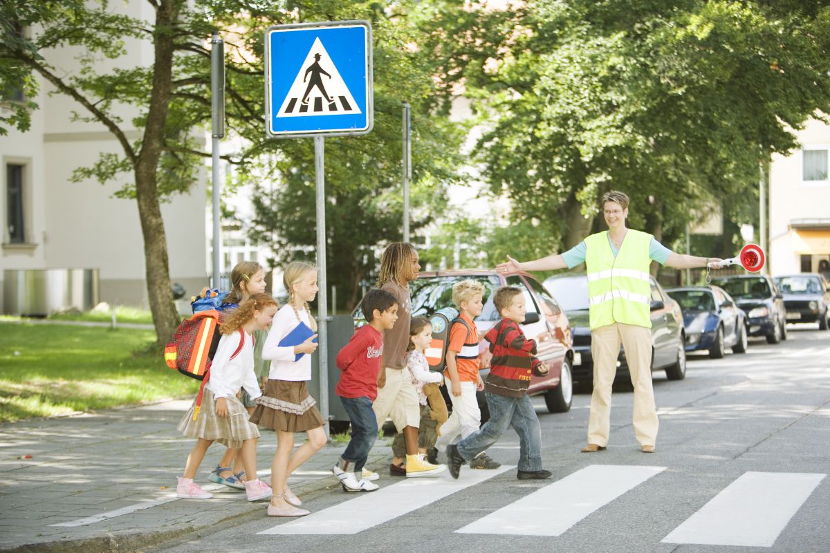 Kinder im Straßenverkehr schützen: Praktische Tipps